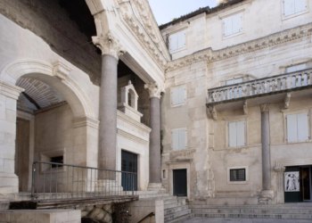 Slobodna Dalmacija – Grad Split ide u obnovu stana na Peristilu kojeg je devastirao, a onda platio 500.000 eura. Buduća namjena još se ne zna