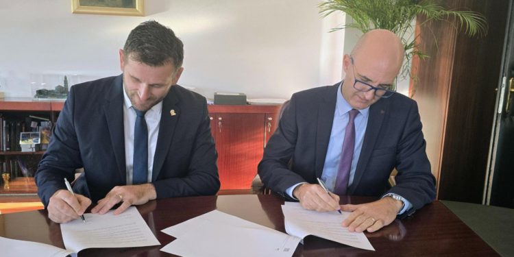 Slobodna Dalmacija – Gradonačelnik Šuta i ravnatelj splitskog KBC-a potpisali važan ugovor; ovom odjelu stiže novac iz gradske blagajne…