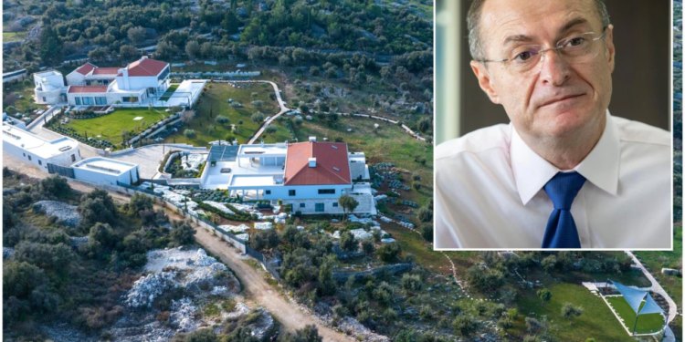 Slobodna Dalmacija – Inspektorat: Dr. Vrdoljak je bespravno izgradio stambenu građevinu, bazen, jacuzzi, jamu, zidove… Sad mora rušiti!