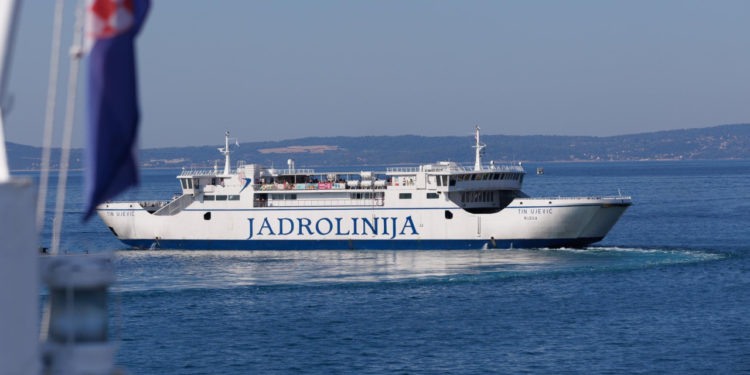 Slobodna Dalmacija – Jadrolinija olakšala školovanje na Braču: djeca s kopna sada putuju trajektom besplatno, gesta je oduševila roditelje