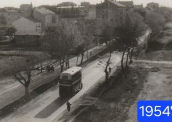 Slobodna Dalmacija – Kakav prizor! Prepoznajete li u kojoj je splitskoj ulici ovo snimljeno? Gradom su tada vozili dvokatni ‘londonci’…