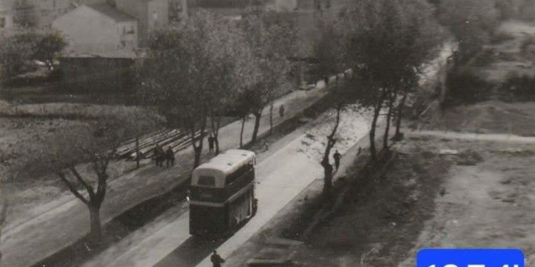Slobodna Dalmacija – Kakav prizor! Prepoznajete li u kojoj je splitskoj ulici ovo snimljeno? Gradom su tada vozili dvokatni ‘londonci’…