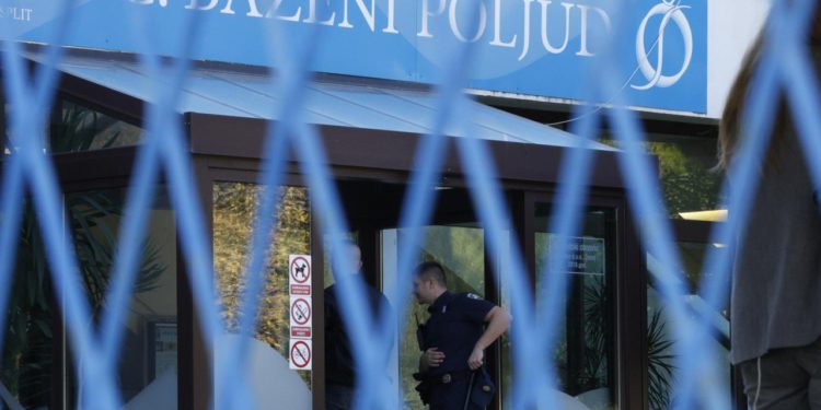 Slobodna Dalmacija – Kako je došlo do opasnog incidenta na Poljudu zbog kojeg je 7 ljudi završilo u bolnici? ‘Radnik je greškom pomiješao…’