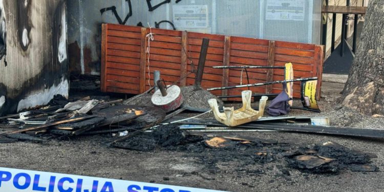 Slobodna Dalmacija – Kaos na pazaru se nastavlja, žena se sukobila s policajcem: ‘Odnija đava pršut i papuče!’; ‘Pustite me’; sve ograđeno…