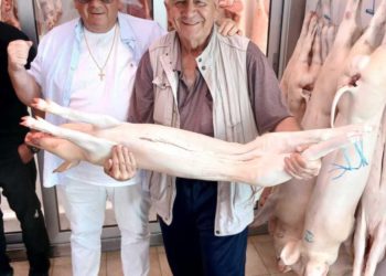 Slobodna Dalmacija – Kerum poznatom Triljaninu poklonio cijelo prase! Sreli se stari prijatelji: ‘Košulja, lanci, katanci i japanke’