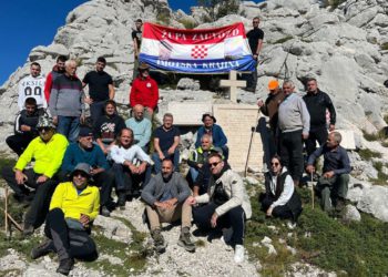 Slobodna Dalmacija – Kralj Tomislav dobio najvišu spomen-ploču, na čak 1300 metara visine; postavili su je mještani jednoga imotskog mjesta
