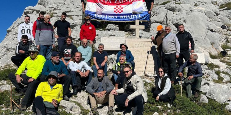 Slobodna Dalmacija – Kralj Tomislav dobio najvišu spomen-ploču, na čak 1300 metara visine; postavili su je mještani jednoga imotskog mjesta