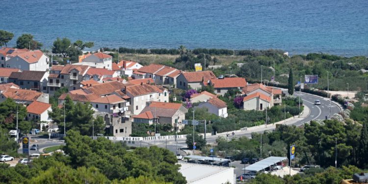 Slobodna Dalmacija – Krvavi incident u Supetru; Indijac uhićen nakon pokušaja ubojstva pivskom bocom