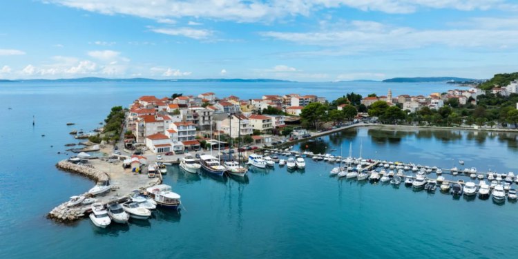 Slobodna Dalmacija – Kuća koja ‘visi‘ sa stijene u Stobreču! Prvi red do mora, prizor kao iz filma, a tek cijena…