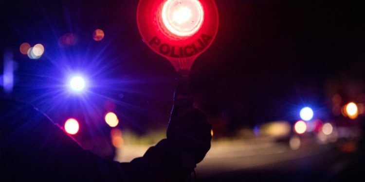 Slobodna Dalmacija – Mogao je kobno završiti; Splićanin (19) projurio motorom kroz crveno, ni vozačku nema! Zaustavila ga je policija…