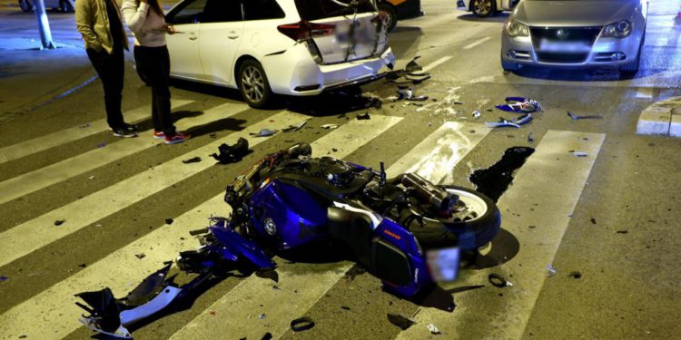 Slobodna Dalmacija – Na Poljudu se sudarili osobni automobil i motocikl, stigla Hitna pomoć…