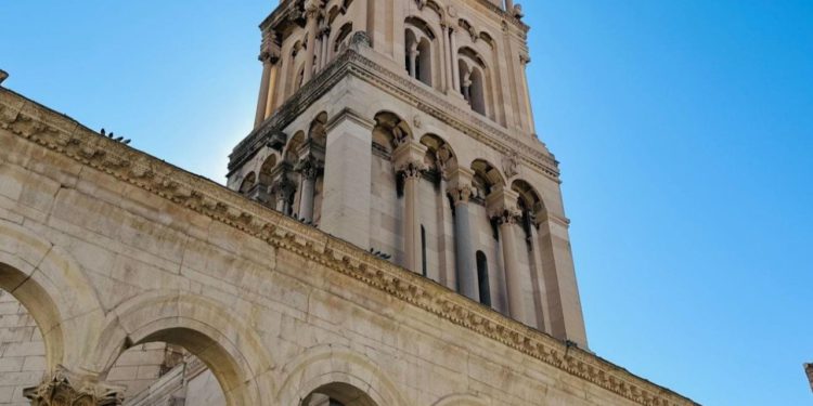 Slobodna Dalmacija – Na zvoniku Svetog Duje osvanuo transparent; jasno je i tko stoji iza ‘akcije’