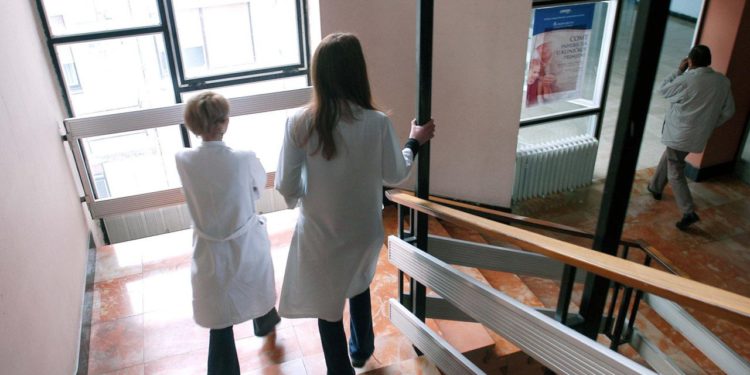 Slobodna Dalmacija – Nesuđeni stažisti bijesni na splitsku bolnicu; ‘poštari’ su otpali, a primljeni oni koji su odavno završili fakultete