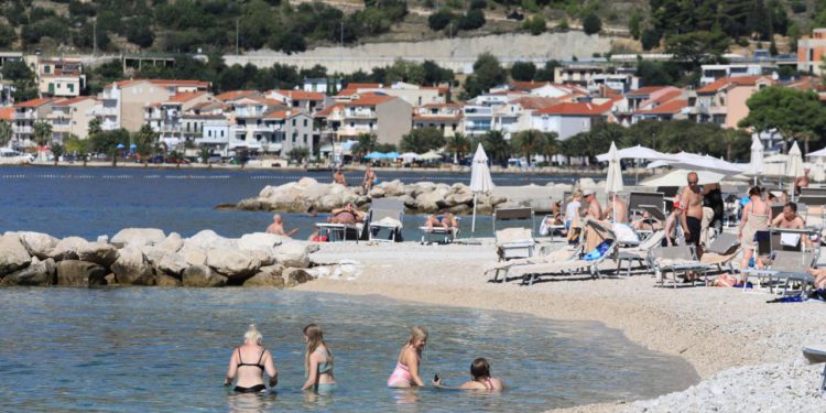 Slobodna Dalmacija – Nikome nije jasno što je ovom umirovljeniku bio plan: ušetao je u turistički ured, skinuo gaće i sjeo u fotelju…