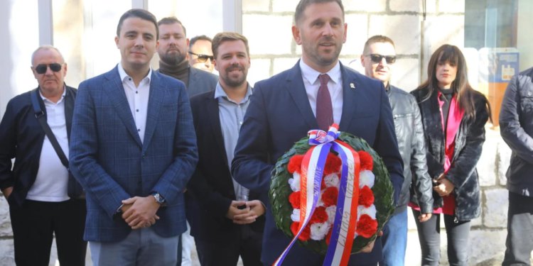 Slobodna Dalmacija – Obilježena povijesna pobjeda u Splitu, Šuta položio vijenac na važnoj spomen-ploči. Stanišić: ‘O ovome treba češće…’