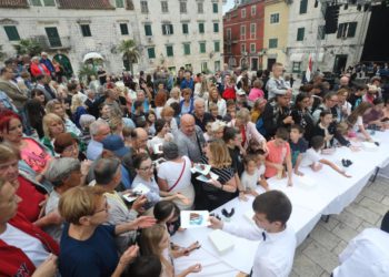 Slobodna Dalmacija – Od Kačićevog trga do Apfel Arene: Makarska slavi cijeli listopad! Stiže im Doris Dragović, ali i UEFA Futsal Liga prvaka