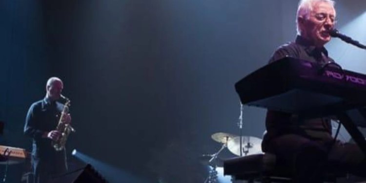 Slobodna Dalmacija – Oliverov čovjek iz sjene, sjajni makarski glazbenik koji je s legendarnim pjevačem obišao svijet: ‘Ovaj me grad zadivio’