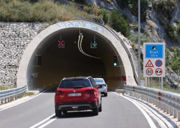 Slobodna Dalmacija – Omišani na nogama: Hitno promijenite trasu brze ceste, ugrožavate sigurnost ljudi, uništavate okoliš, a kaos ostaje!