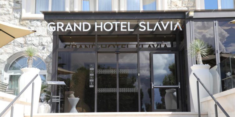Slobodna Dalmacija – Otkaze dobilo 20 radnika baškovoškog hotela ‘Slavija’; iza svega se krije prodaja hotela širokobriješkom ‘Mepasu’?