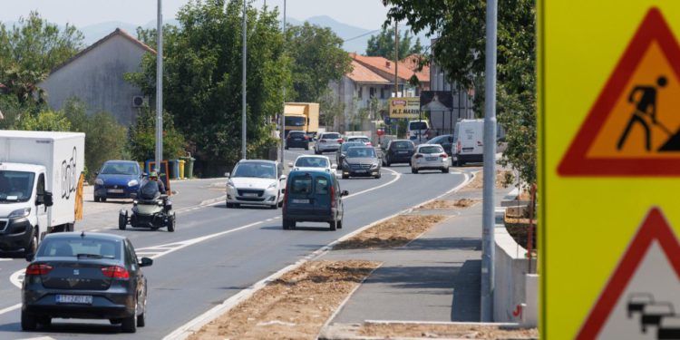 Slobodna Dalmacija – Počeli radovi rekonstrukcije Splitske ulice, Brnaze-Kukuzovac još na čekanju