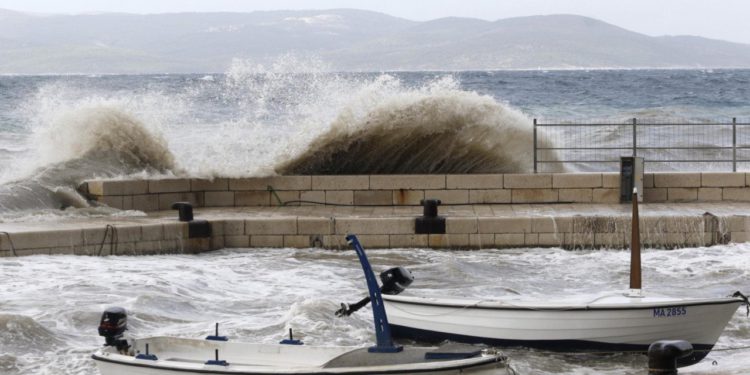 Slobodna Dalmacija – Politička bura oko makarske lučice; Paunović: Poslat ćemo Bobanu račun za čišćenje,