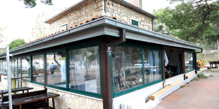 Slobodna Dalmacija – Rušenje nelegalnog dijela kultnog okupljališta sagrađenog prije 20 godina, gradski vijećnik u čudu: ‘Niste to znali?!’