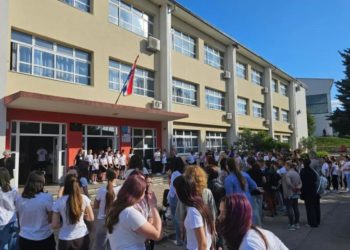 Slobodna Dalmacija – Sjećate se dalmatinske škole koja je zabranila umjetne nokte i gazirana pića? Krenule su kontrole, roditelji zovu…