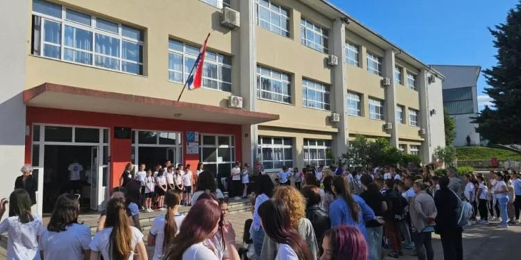 Slobodna Dalmacija – Sjećate se dalmatinske škole koja je zabranila umjetne nokte i gazirana pića? Krenule su kontrole, roditelji zovu…