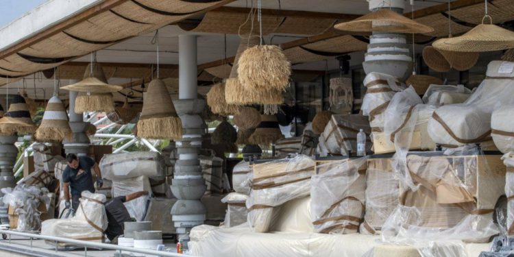 Slobodna Dalmacija – Skandalozni obrazac s Rive na djelu usred Žnjana; splitska tvrtka kopira situaciju koja je već ‘krahirala’