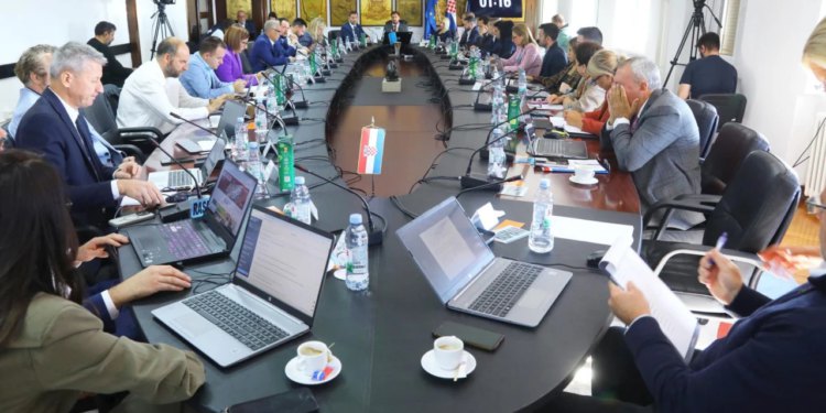 Slobodna Dalmacija – Splitski Možemo! opleo po Puljku: ‘Četiri godine nisu uspjeli promijeniti GUP’. Nisu ostali dužni ni Šuti: ‘Požurite!’