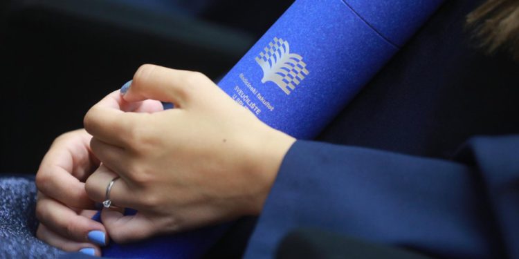 Slobodna Dalmacija – Studenti izbačeni s fakulteta tri dana prije nastave. FESB: Radili smo po uputama. Sveučilište: Niste. Zakon je jasan!