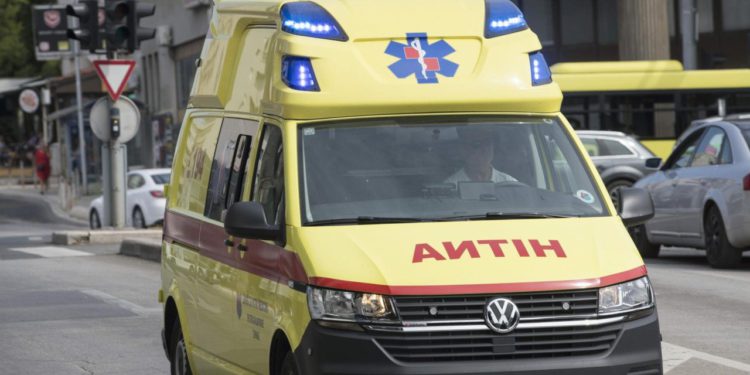 Slobodna Dalmacija – Sudar automobila i autobusa u Hrvacama, vozač u bolnici, desetak putnika ozlijeđeno…