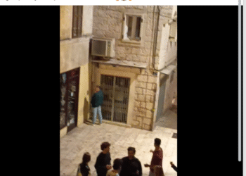 Slobodna Dalmacija – Turist urinirao po Dioklecijanovoj palači kada mu je ‘uklizao’ hrabri Splićanin; onda se dogodilo najgore…