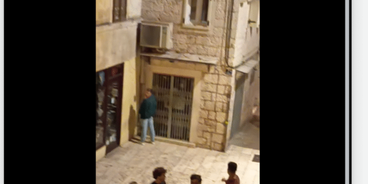 Slobodna Dalmacija – Turist urinirao po Dioklecijanovoj palači kada mu je ‘uklizao’ hrabri Splićanin; onda se dogodilo najgore…