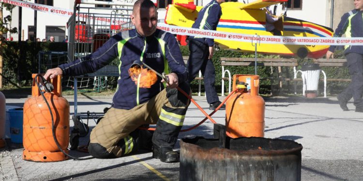 Slobodna Dalmacija – U Splitu dojava o curenja plina u zgradi, vatrogasci odmah riješili probem; pilali su i stabla, gasili palme…