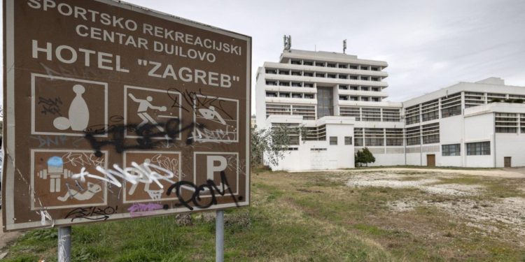 Slobodna Dalmacija – U čije će ruke kompleks na Duilovu? Oni gospodare domovima u Splitu, ali ne ‘pucaju’ od želje: ‘Može i Šuta…’