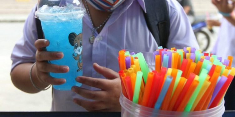 Slobodna Dalmacija – U vrgoračkoj školi zabranio gazirana pića i mobitele, razlog je šokantan; stigla i reakcija roditelja