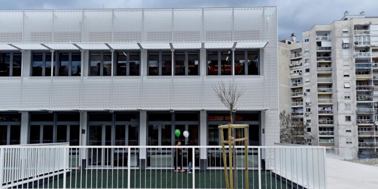 Slobodna Dalmacija – Učenici na Pujankama, Ravnim njivama i Splitu 3 uskoro u jednoj smjeni; ‘krcaju’ se milijuni, evo plana