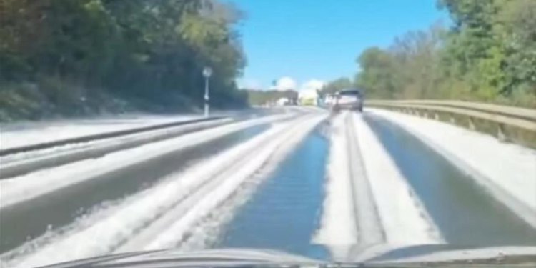 Slobodna Dalmacija – VIDEO Nevjerojatne scene na našem otoku: snažno nevrijeme praćeno tučom zabijelilo ulice, promet u kolapsu