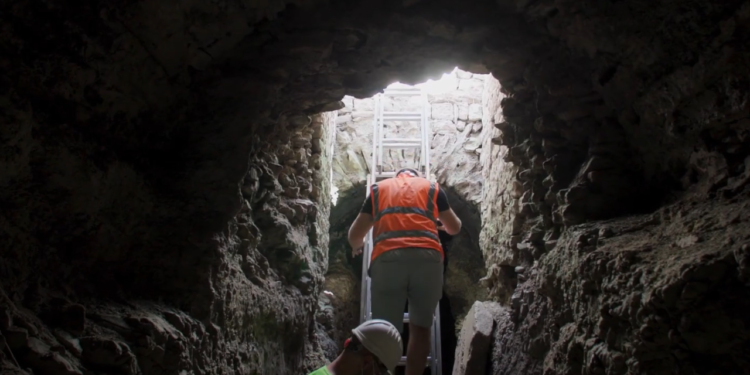 Slobodna Dalmacija – VIDEO Novinar ušao u mistični podzemni hodnik u Saloni. Dugačak je 90 metara, a završava ‘vratima smrti’…