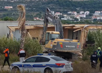 Slobodna Dalmacija – VIDEO Počelo veliko rušenje na obali! Bageri su već u kampu, padaju i 124 objekta na poznatoj plaži, kuće s bazenima…