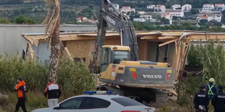 Slobodna Dalmacija – VIDEO Počelo veliko rušenje na obali! Bageri su već u kampu, padaju i 124 objekta na poznatoj plaži, kuće s bazenima…