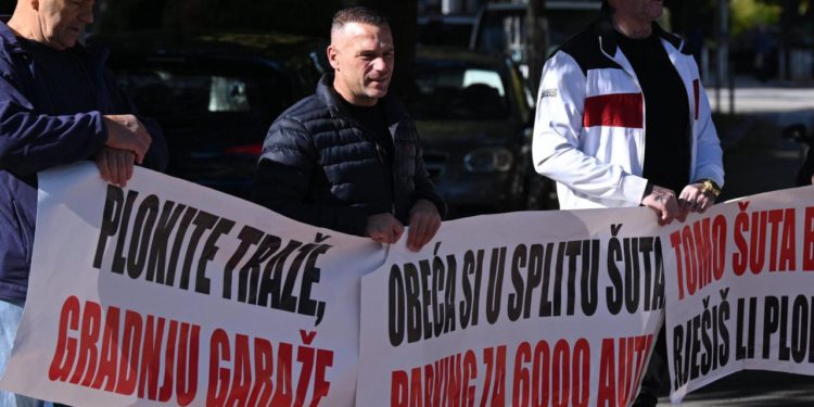 Slobodna Dalmacija – VIDEO Splićani prosvjedovali zbog manjka parkinga: ‘Što je s obećanih 6000 mjesta?!‘; Šuta otkrio lokacije garaža