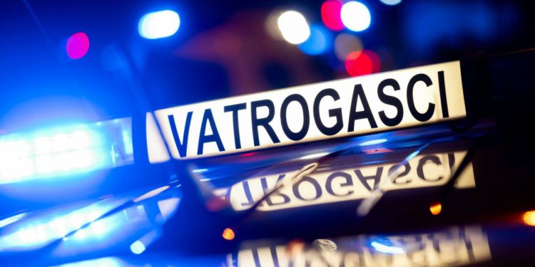 Slobodna Dalmacija – Vatrogasci intervenirali na Hvaru i u Krilu Jesenice; izvlačenje kamiona i ispumpavanje broda