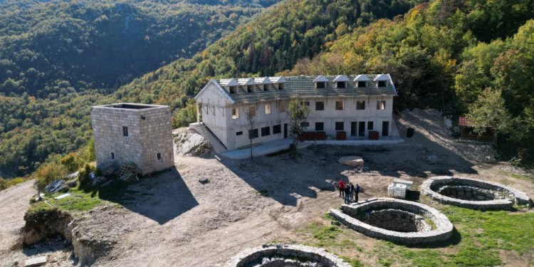 Slobodna Dalmacija – Veliki turistički ‘boom’ iznad Makarske, na 1100 metara niče zdanje od 1,8 milijuna eura! ‘Visi’ još samo jedna cesta