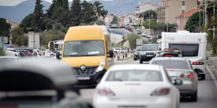 Slobodna Dalmacija – Vozače kraj ‘Lava’ preplašio prizor na cesti! Na mjestu najveće ‘gungule’ nastala makljaža, ostali krvavi tragovi