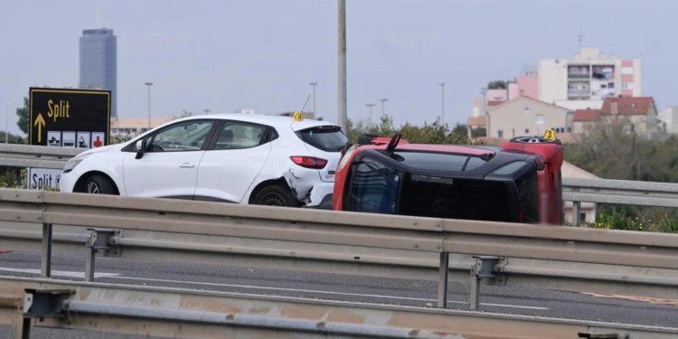 Slobodna Dalmacija – Vozači oprez, moglo bi zagužvati! Dogodila se nesvakidašnja nesreća na ulazu u Split; prevrnuo se automobil