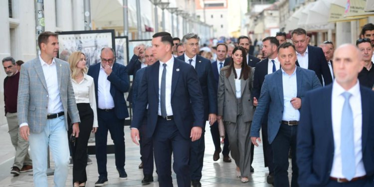 Slobodna Dalmacija – Vrije u splitskom HDZ-u; bruji se o ženi čije ime članovi spominju, ali je sada prekasno: ‘Jedina je imala hrabrosti…’