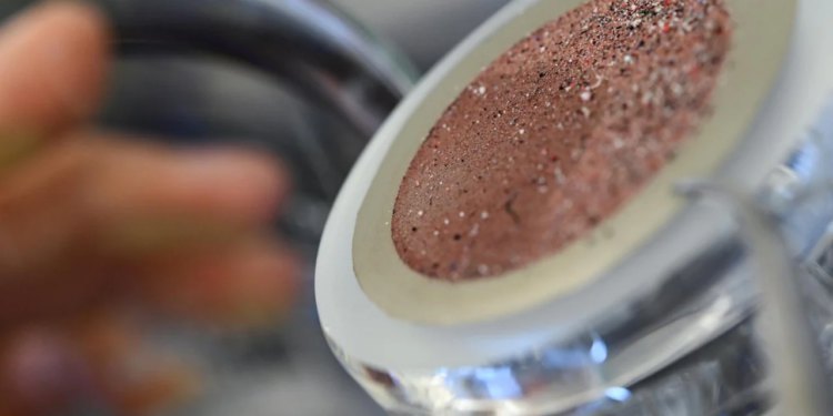 Slobodna Dalmacija – Zabranjeni sastojci na tržištu kozmetike u Hrvatskoj! Inspektori povukli iz prodaje parfeme, sapune, lakove za nokte…