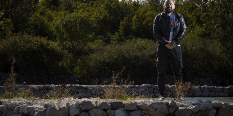 Slobodna Dalmacija – Zapušteno seoce u kamenoj Zagori dobilo svoju ‘rivijeru’; vratio se s bauštele da obnovi prastare kamene bunare